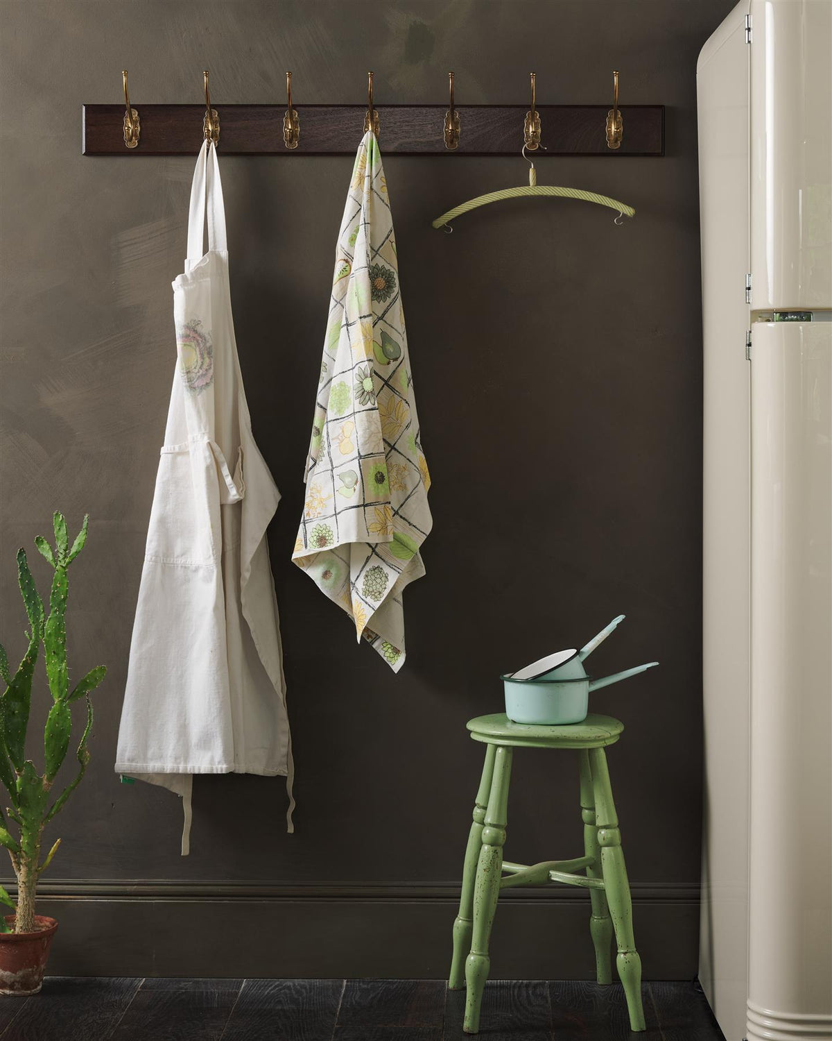 The Petite Parisian Café Hook Rack - 5 Hooks, Mahogany Finish TEST