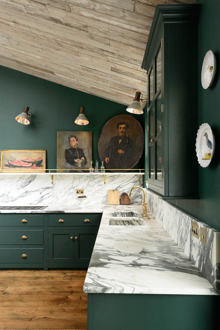 The Peckham Rye used natural Arabescato marble to the max and the result is quite amazing.