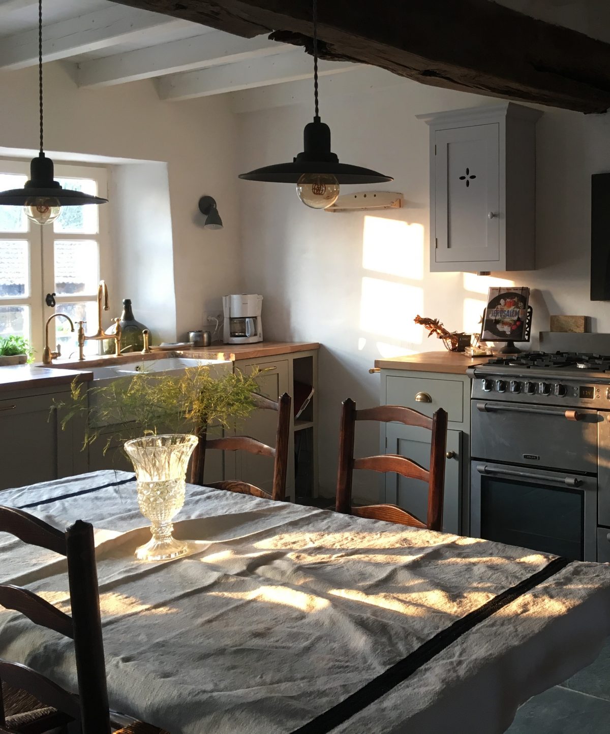 A crinkly linen table cloth and a couple of wonderfully simple pedant lights above.