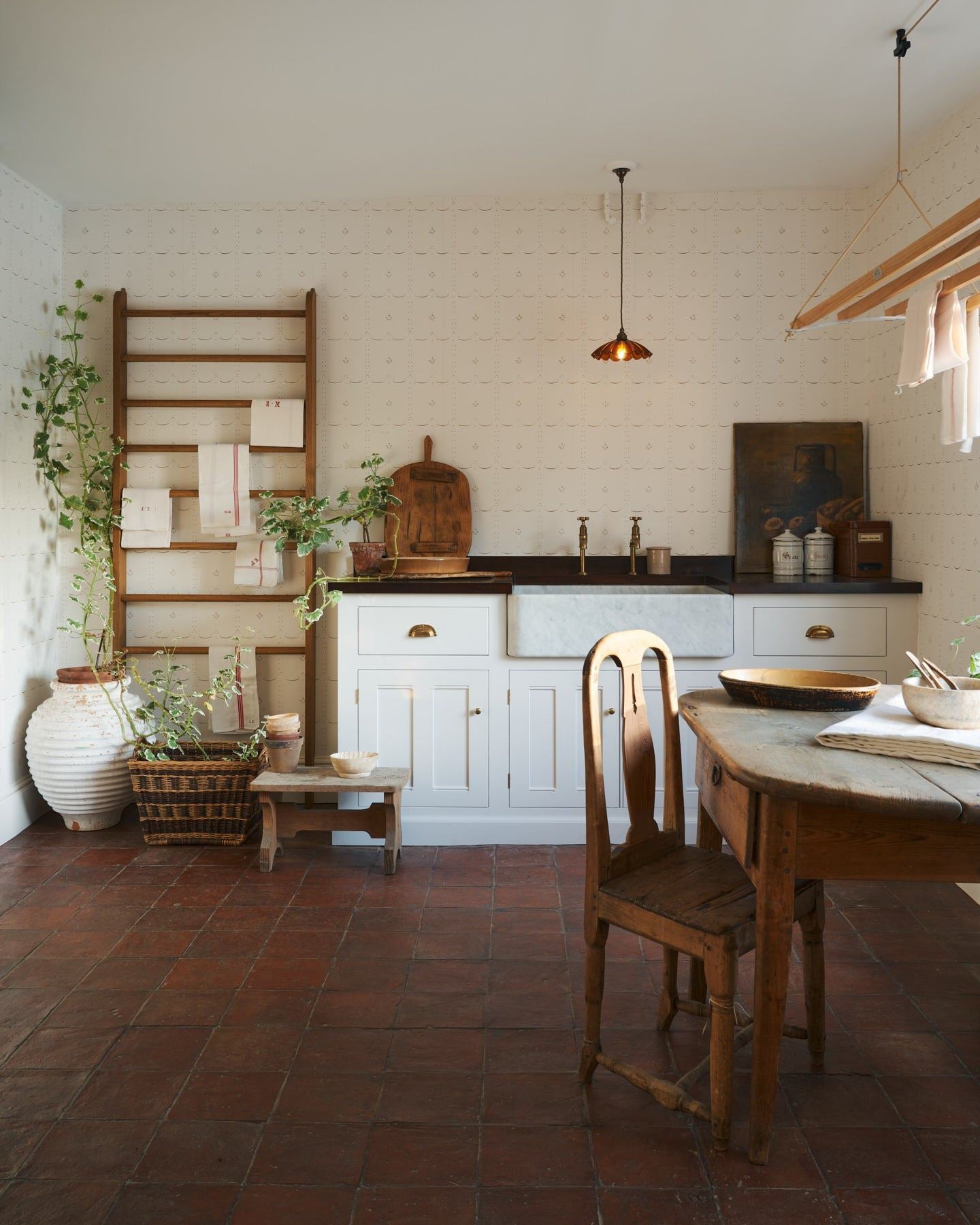 Grand Ditsy Delft Wallpaper in Sepia