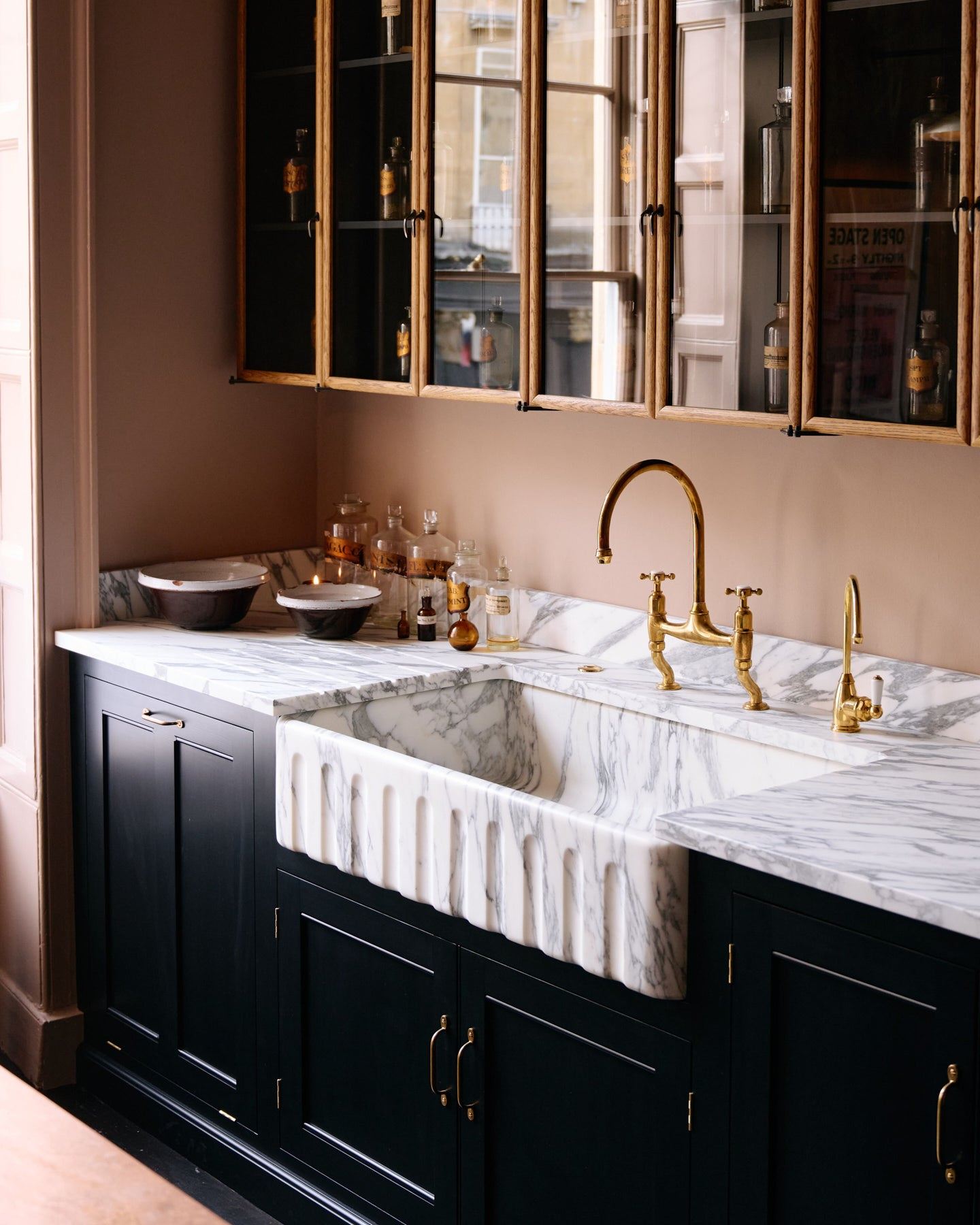 Tuscan Farmhouse Extra Large Single Fluted Arabescato Marble Sink