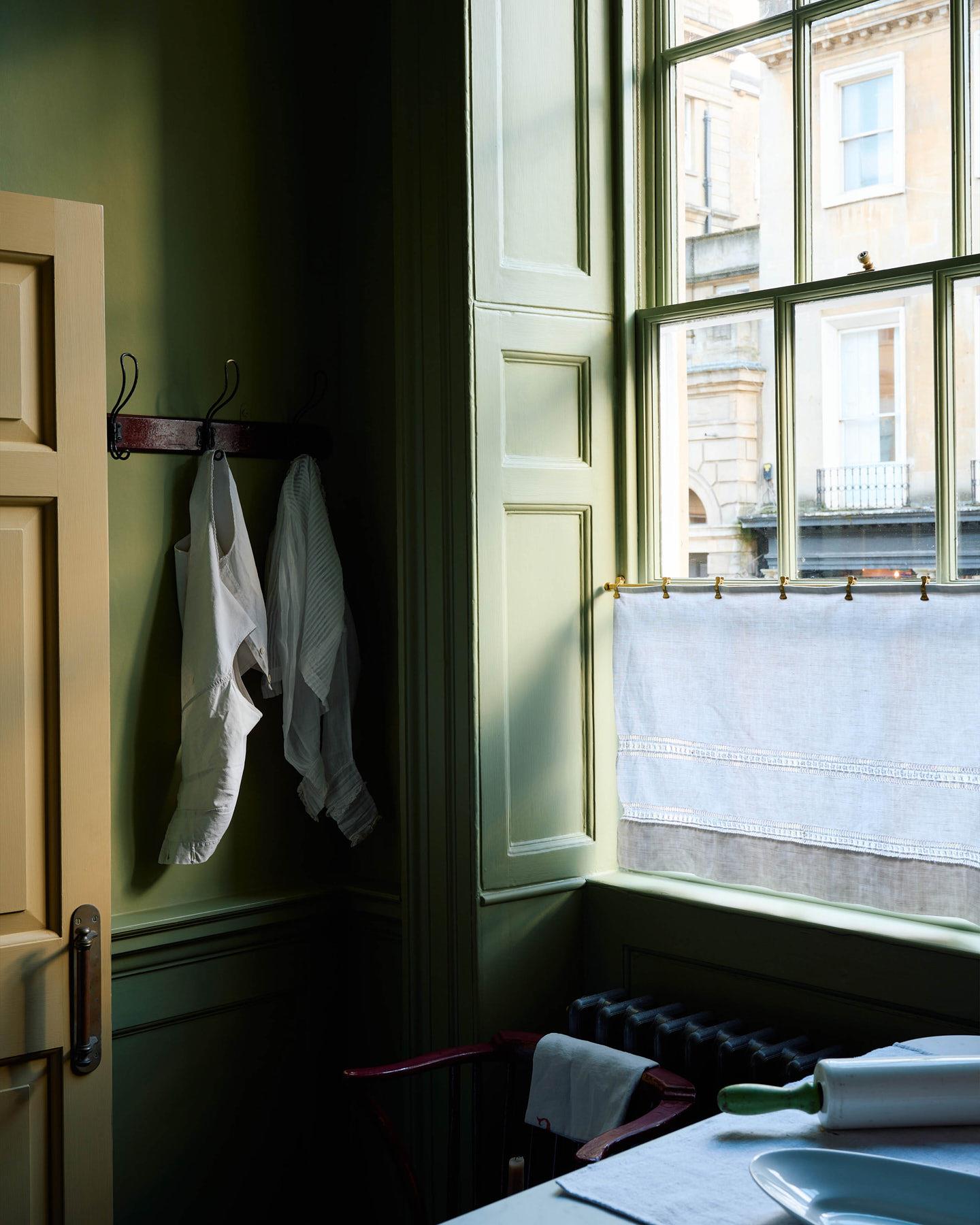 Aged Brass Café Curtain Rail - 2ft rail with 2 brackets & 8 clips