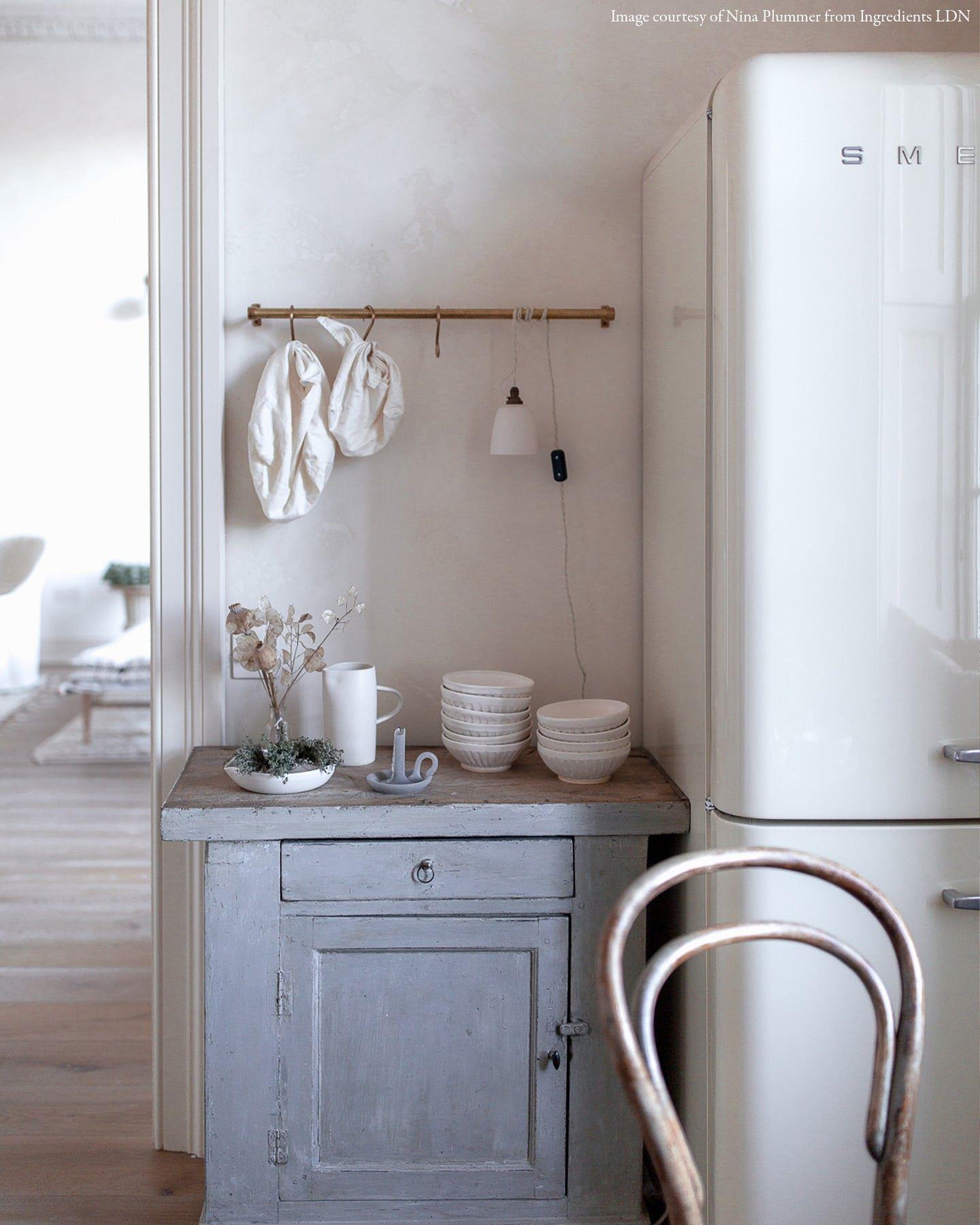 Large Plain Beaker Porcelain Plug-in Light