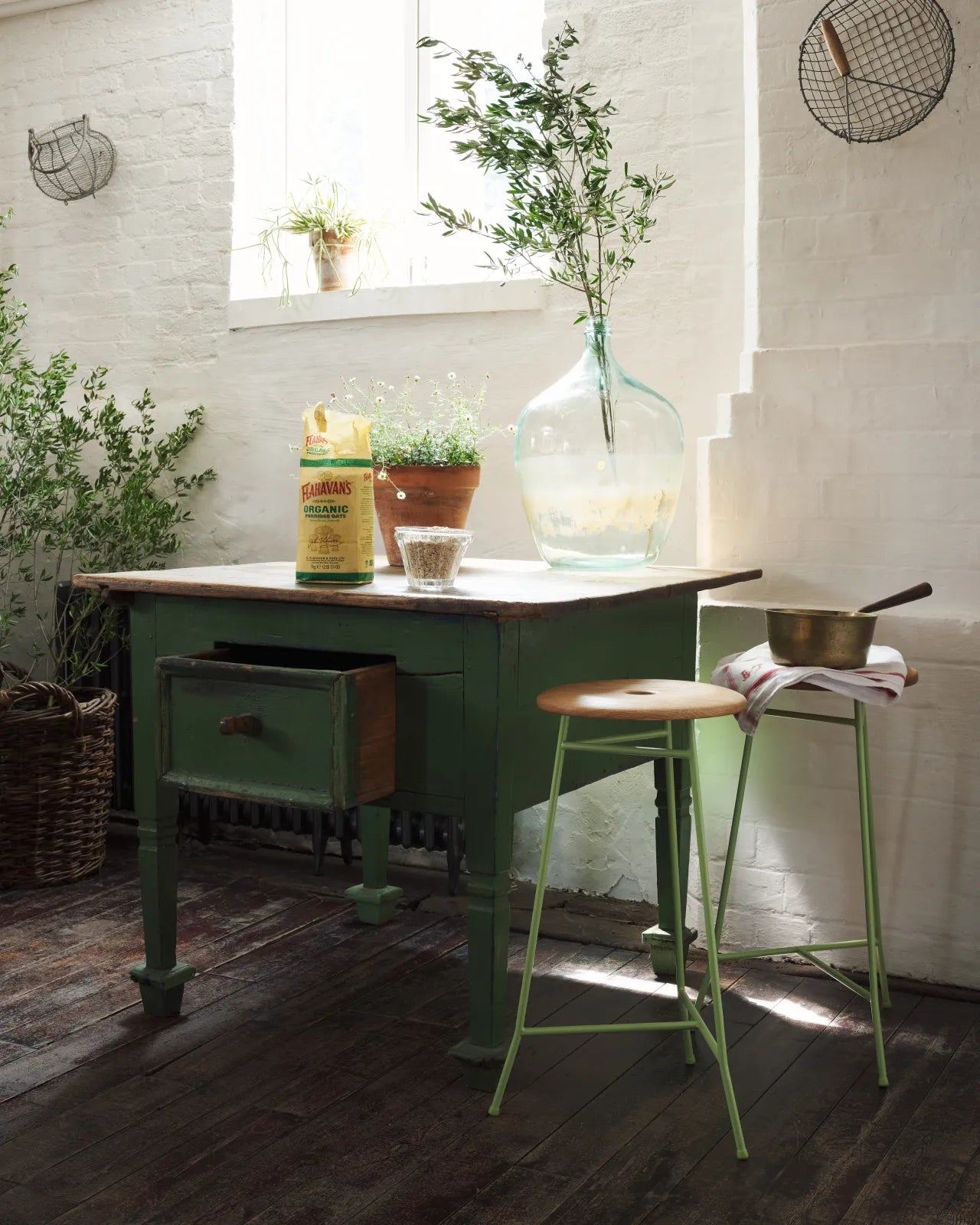 The Creedy Stool - Oiled Oak with Handyman Green Frame