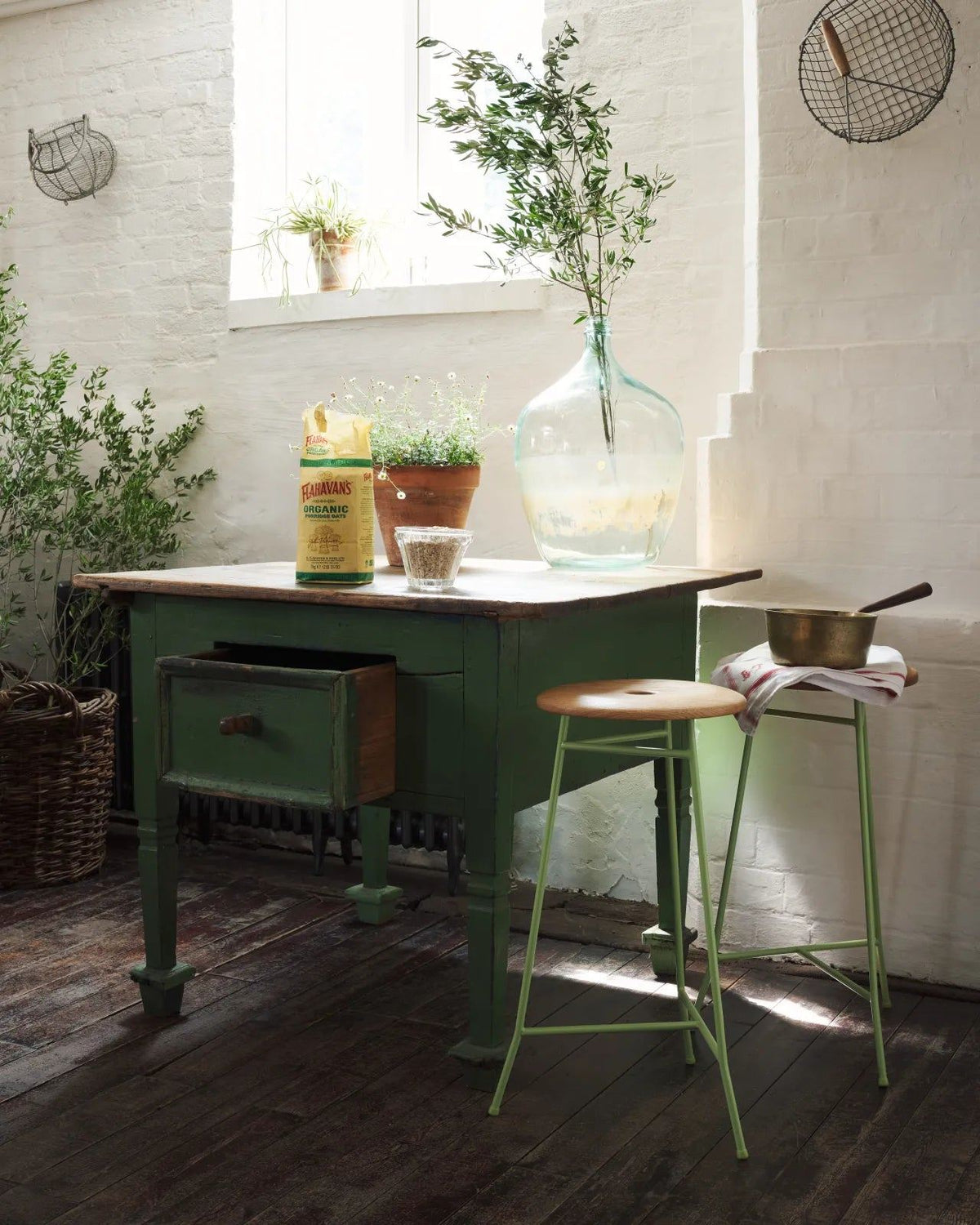 The Creedy Stool - Oiled Oak with Handyman Green Frame TEST