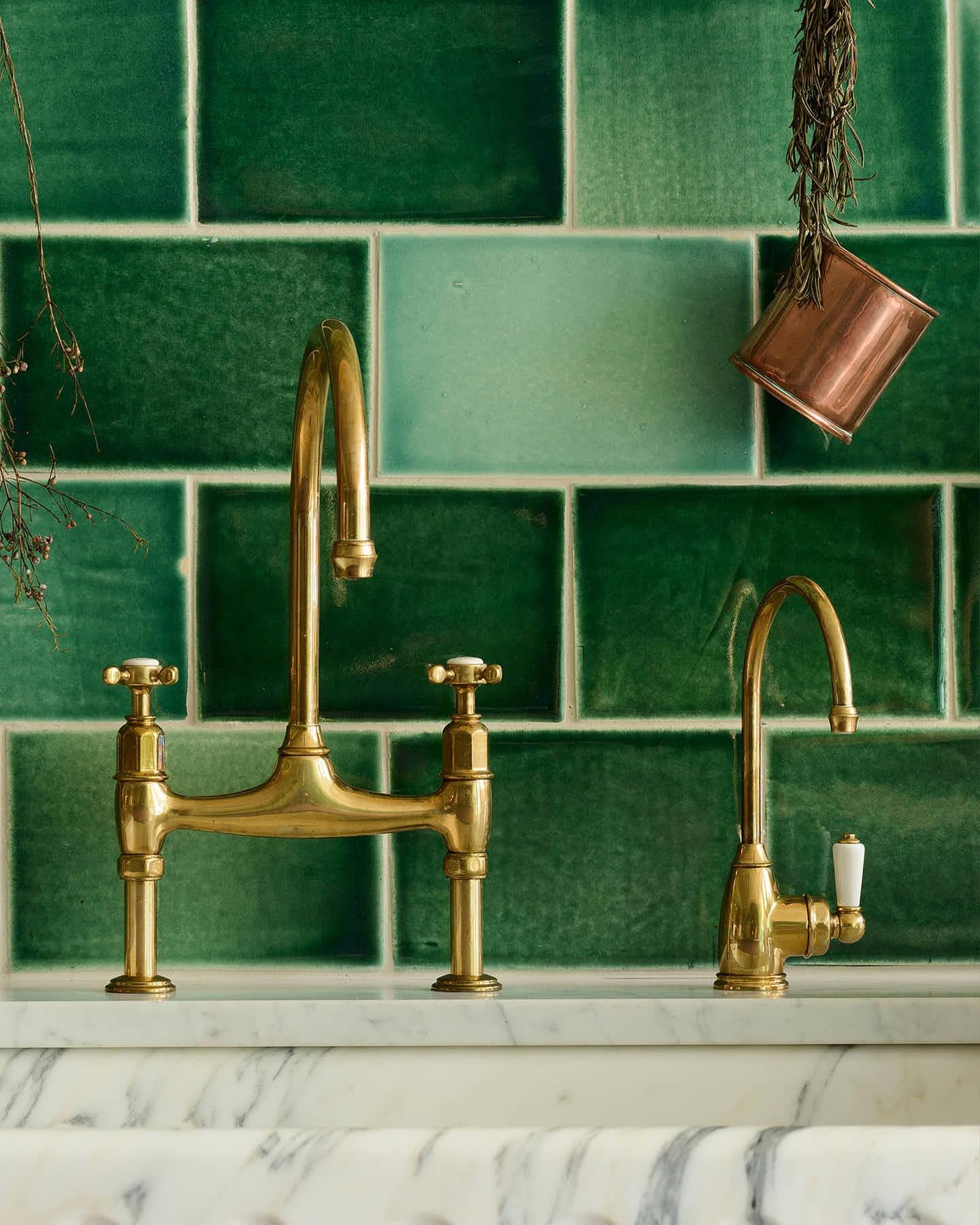 deVOL Aged Brass Parthian Mini Instant Hot Tap
