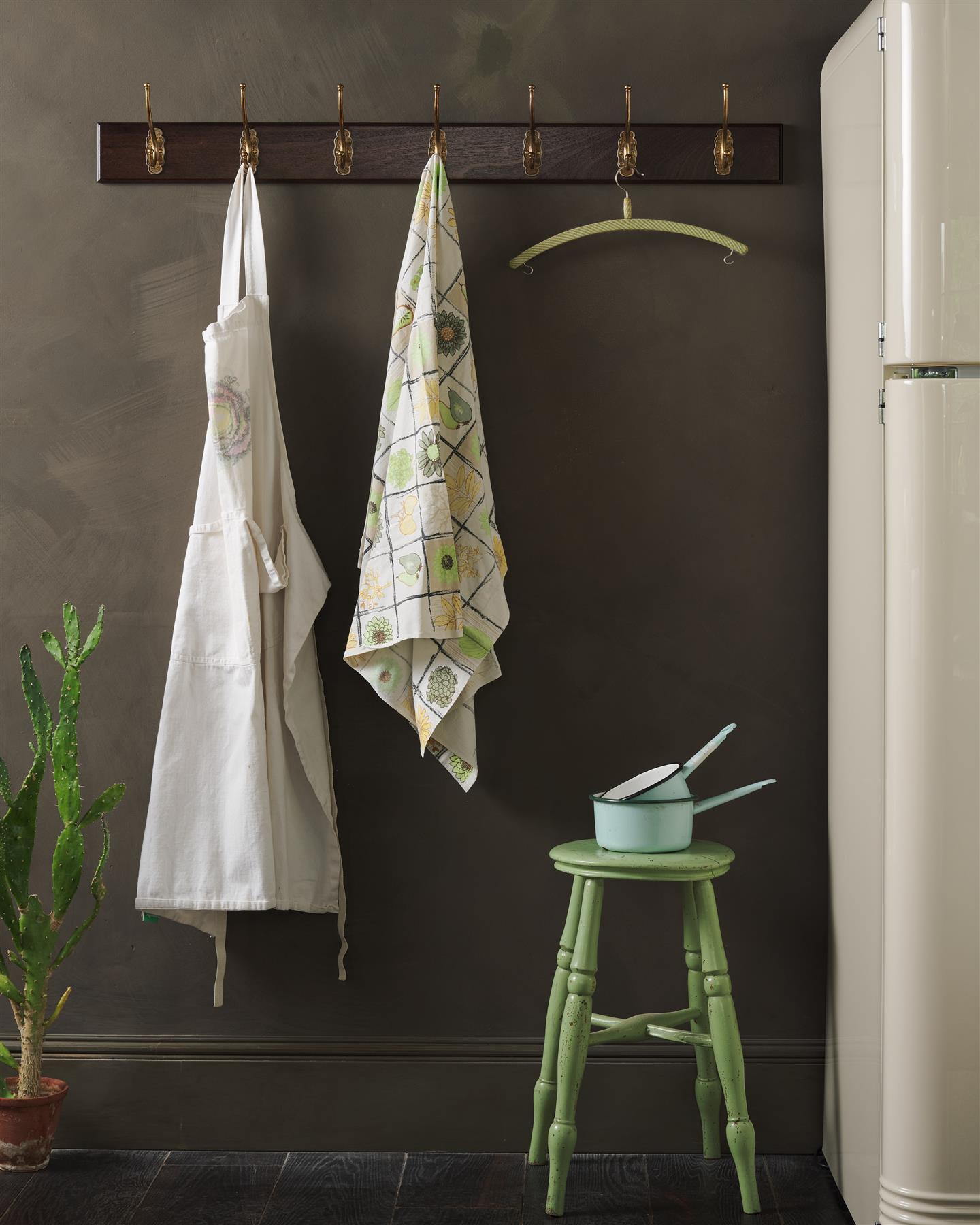 The Petite Parisian Café Hook Rack - 7 Hooks, Mahogany Finish