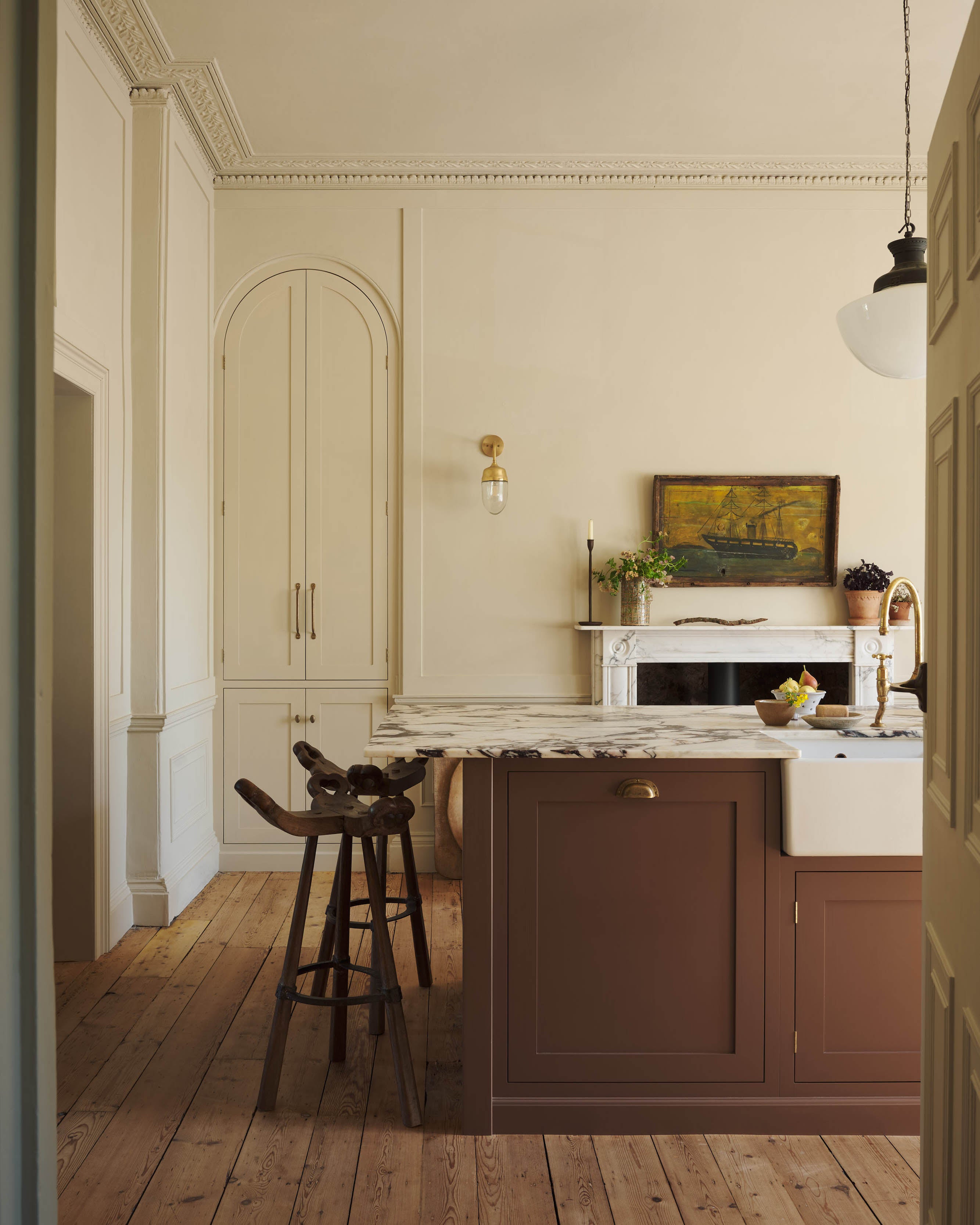 A bright, spacious, warm, and simple-yet-grand shaker kitchen featuring a large kitchen island with a Calacatta Viola  worktop. Perfectly decorated with beloved vintage furniture and decor made from different natural materials, it creates a scene of absolute beauty, personality and functionality.