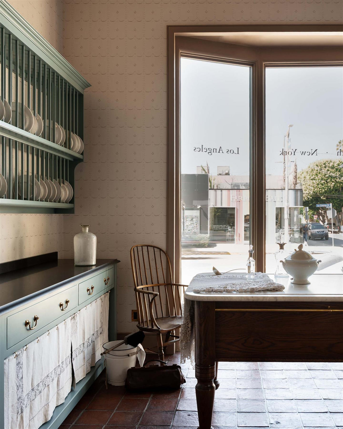 An off-white wallpaper with a delicate hand-painted pattern in a sepia colour.|Grand Ditsy Delft in Sepia