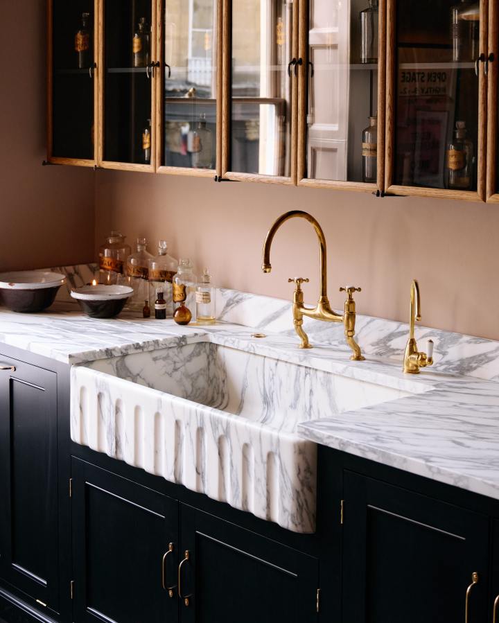 Tuscan Farmhouse 39 3/8" Fluted Single Arabescato Marble Sink