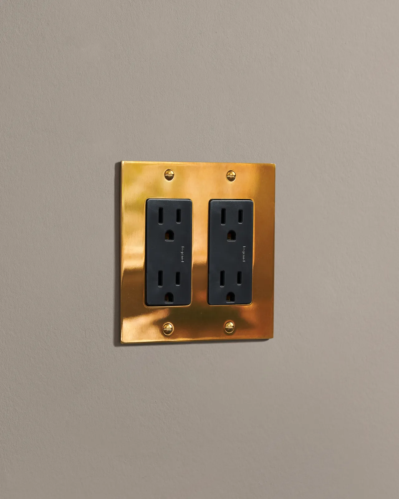 a side on shot of the standard outlet on an heirloom brass plate.
