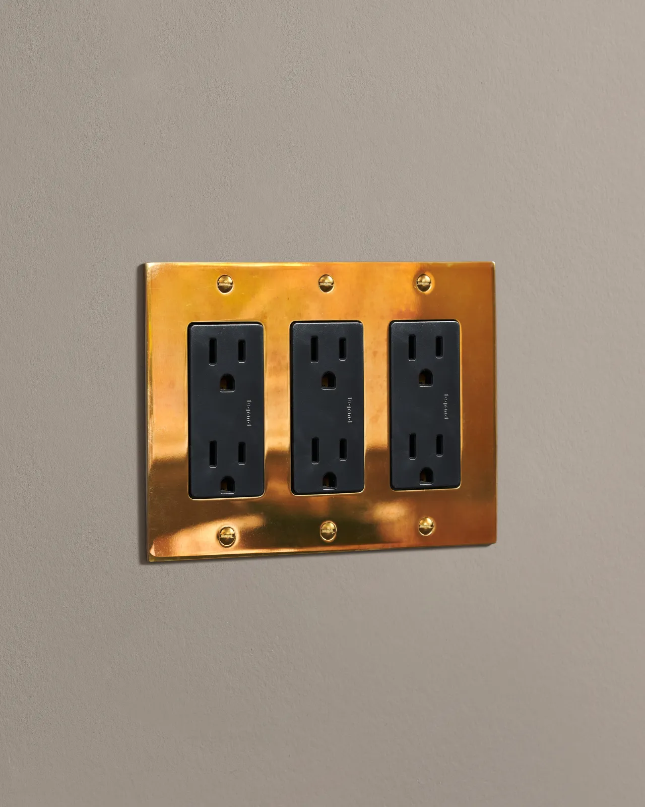 a side on shot of the standard outlet on an heirloom brass plate.